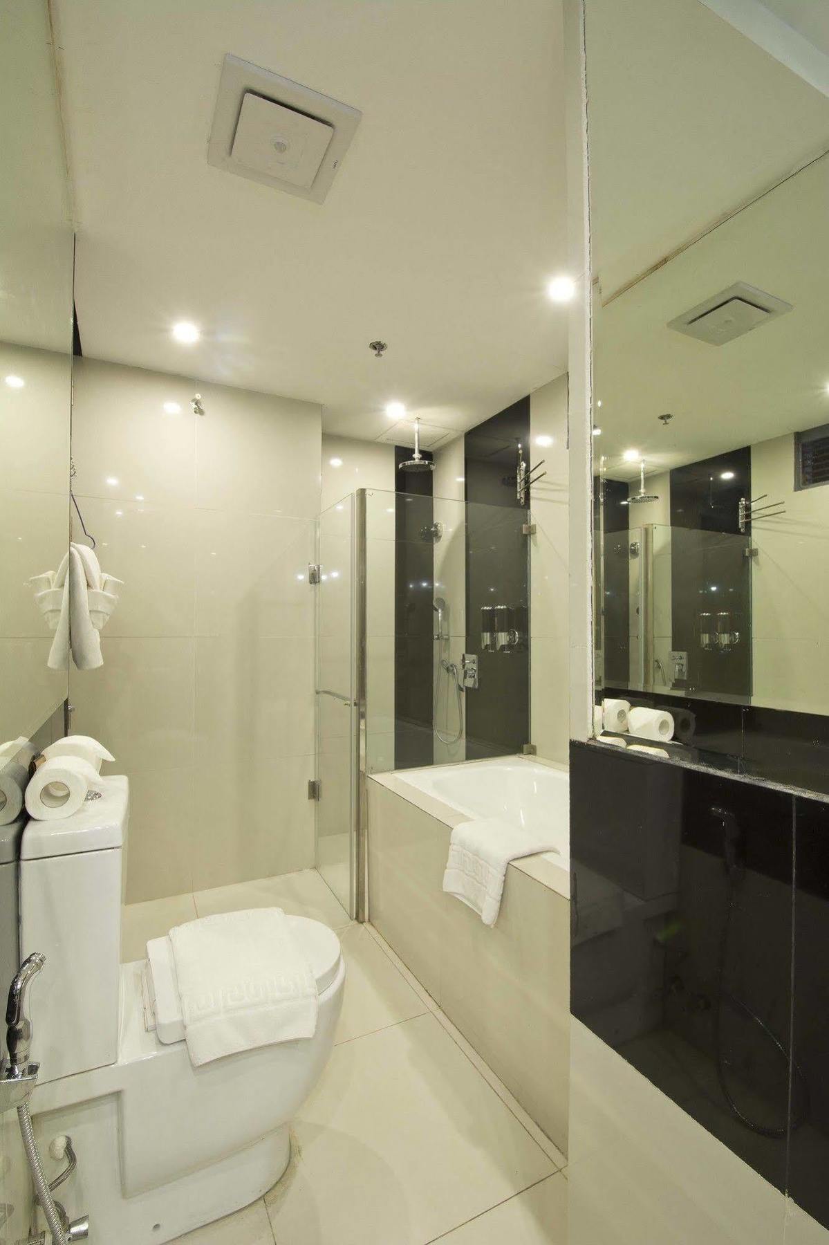 Hive Hotel Quezon City Extérieur photo