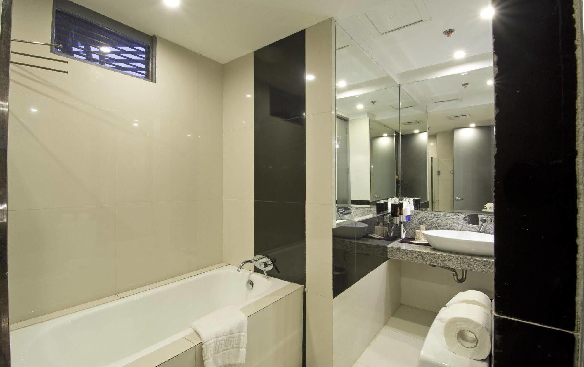 Hive Hotel Quezon City Extérieur photo