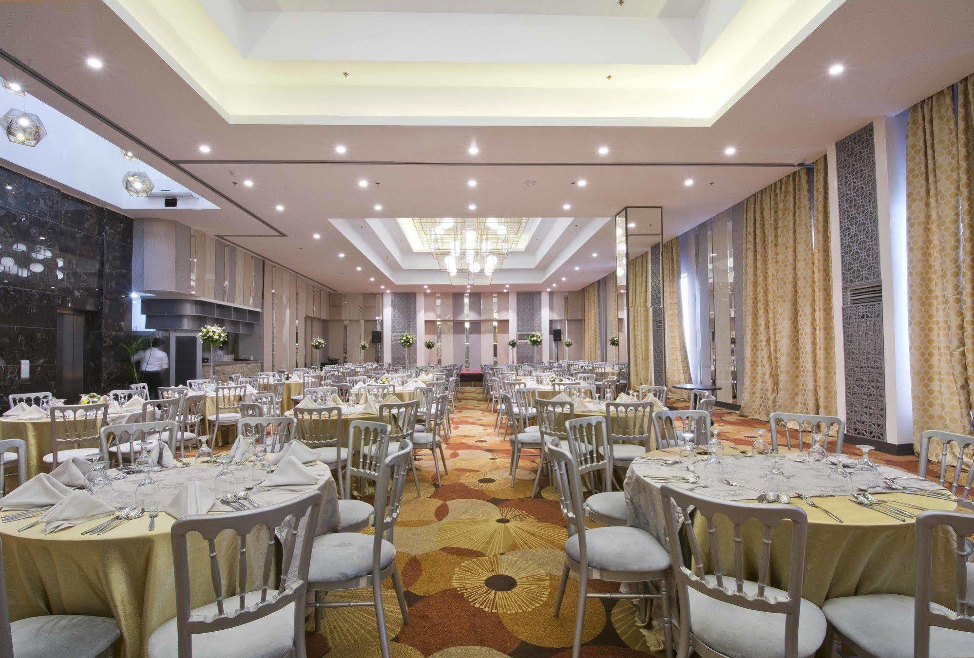 Hive Hotel Quezon City Extérieur photo