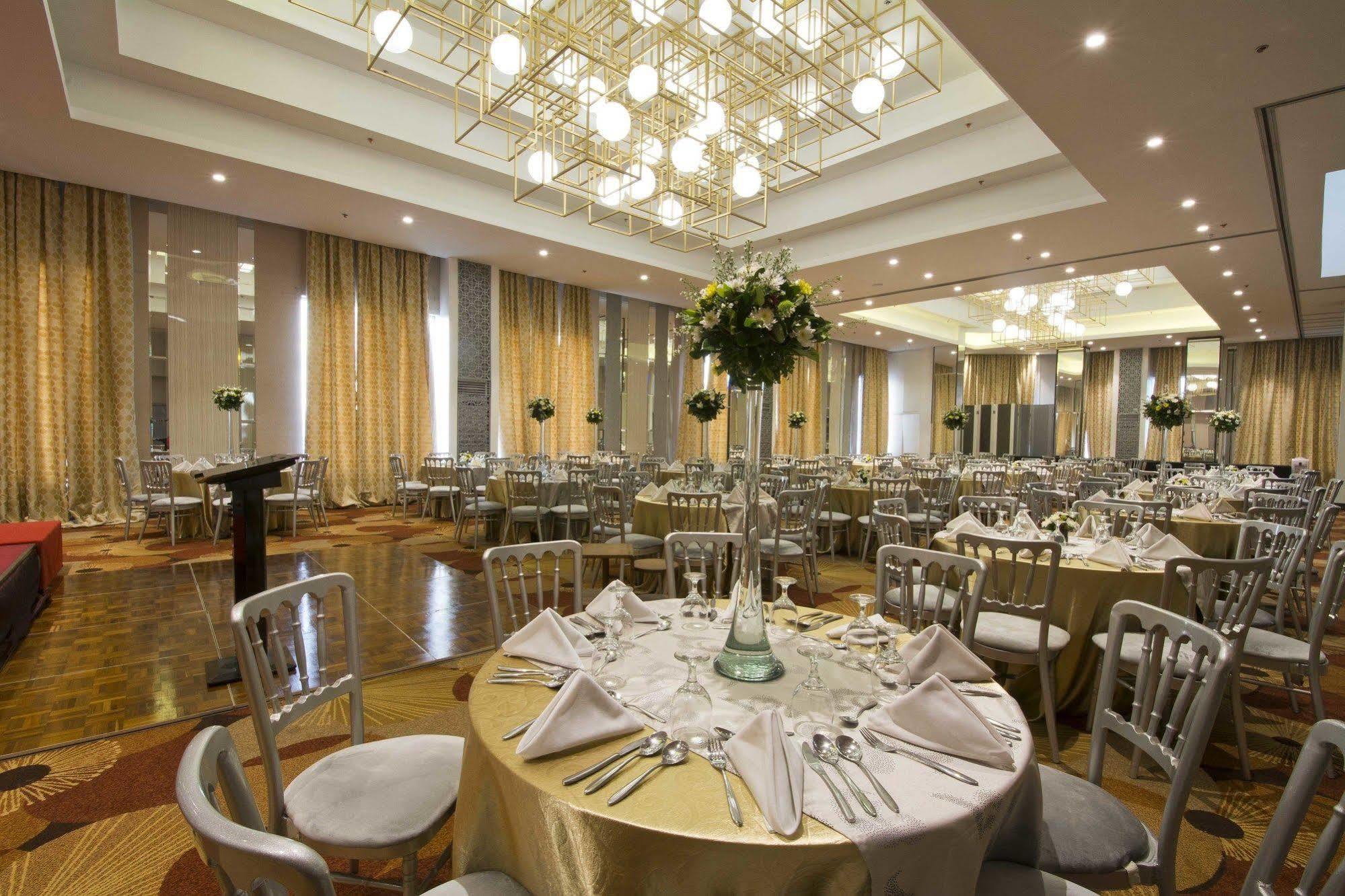 Hive Hotel Quezon City Extérieur photo